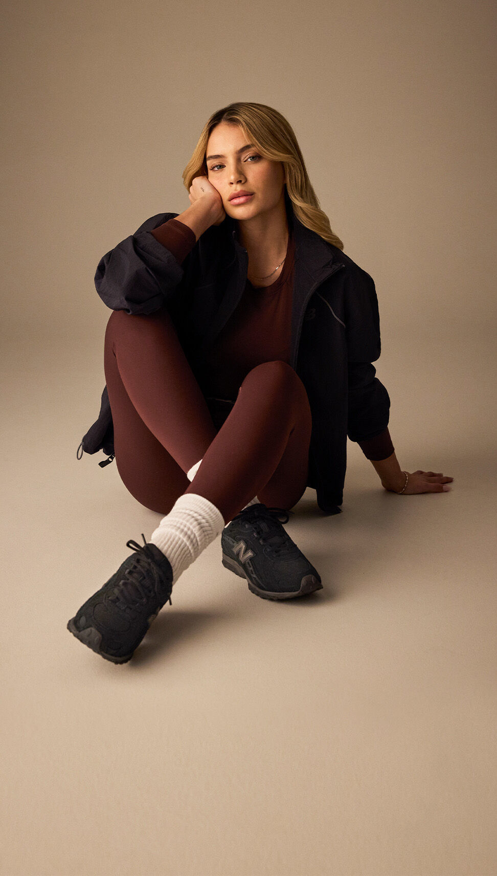 Gabriely wearing the new black 204L sneakers