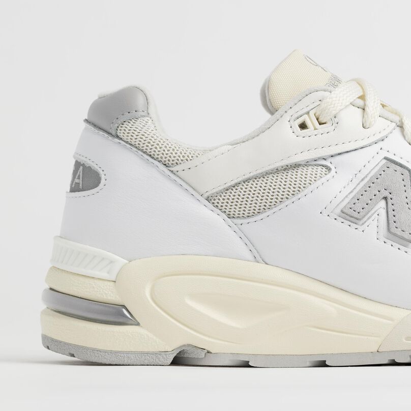 Side detail of the 990v2 heel and materials.
