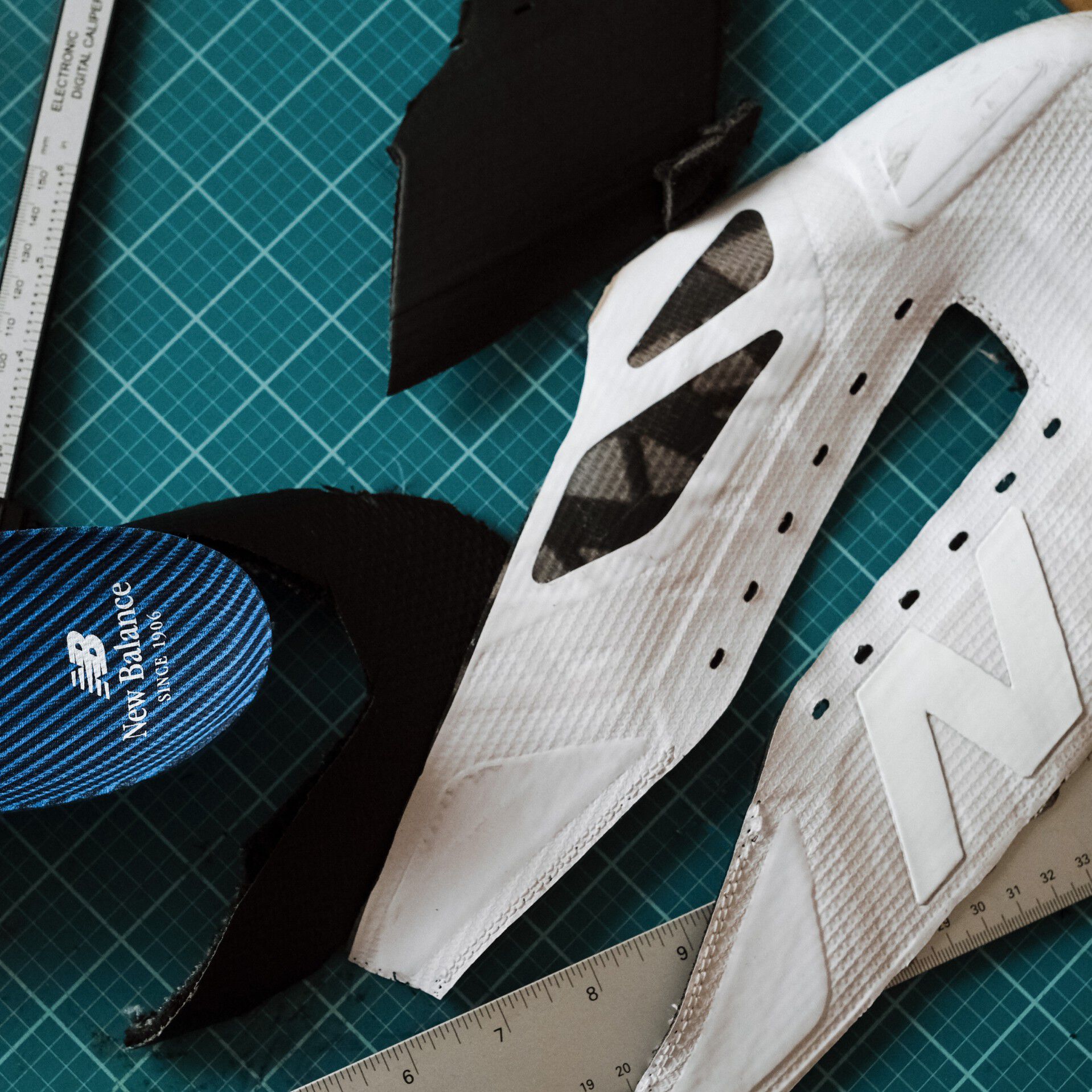 Zapato desmontado sentado en la cuadrícula verde de un artista.