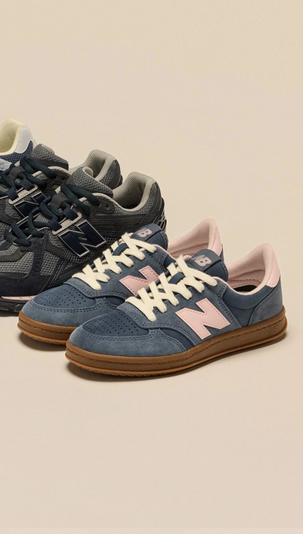 Zapatillas New Balance sobre fondo beige