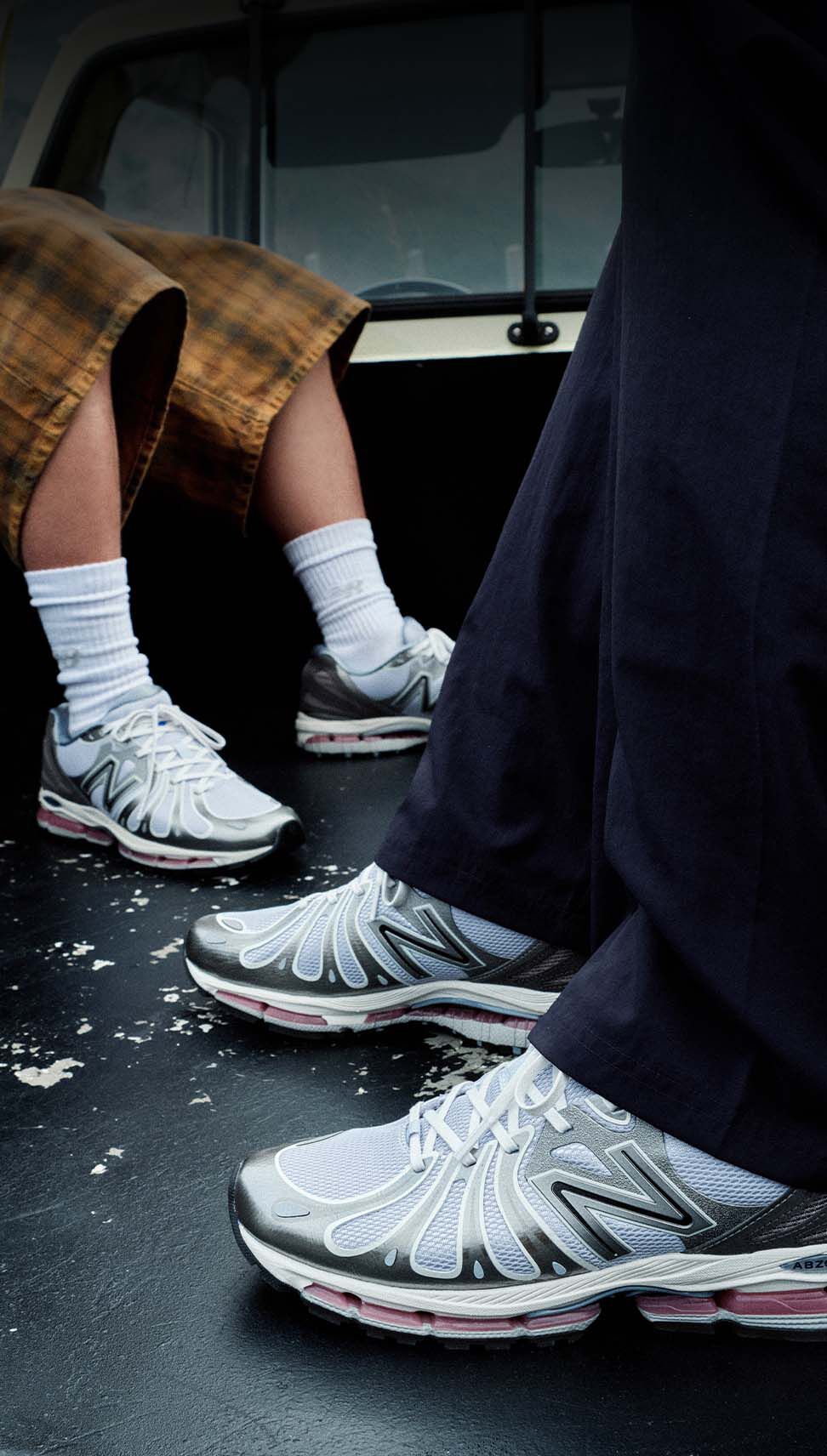 Close up knee down on figure shot of the Abzorb 1890 