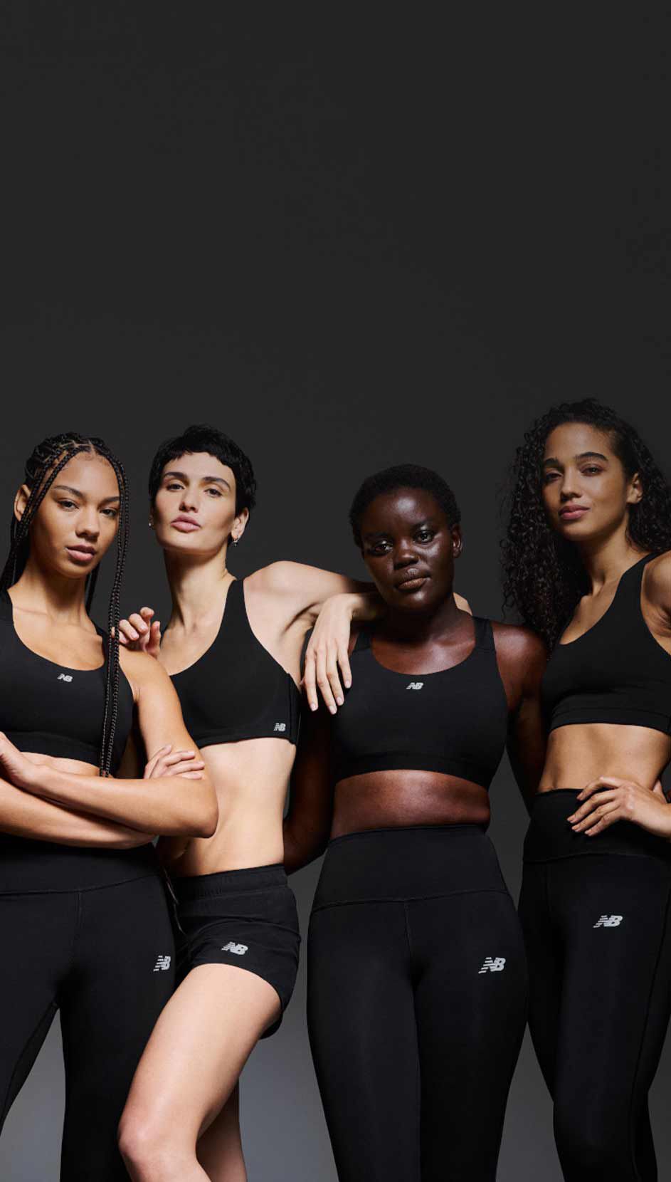 Un grupo de mujeres con sujetadores deportivos y leggings delante de un fondo negro. 