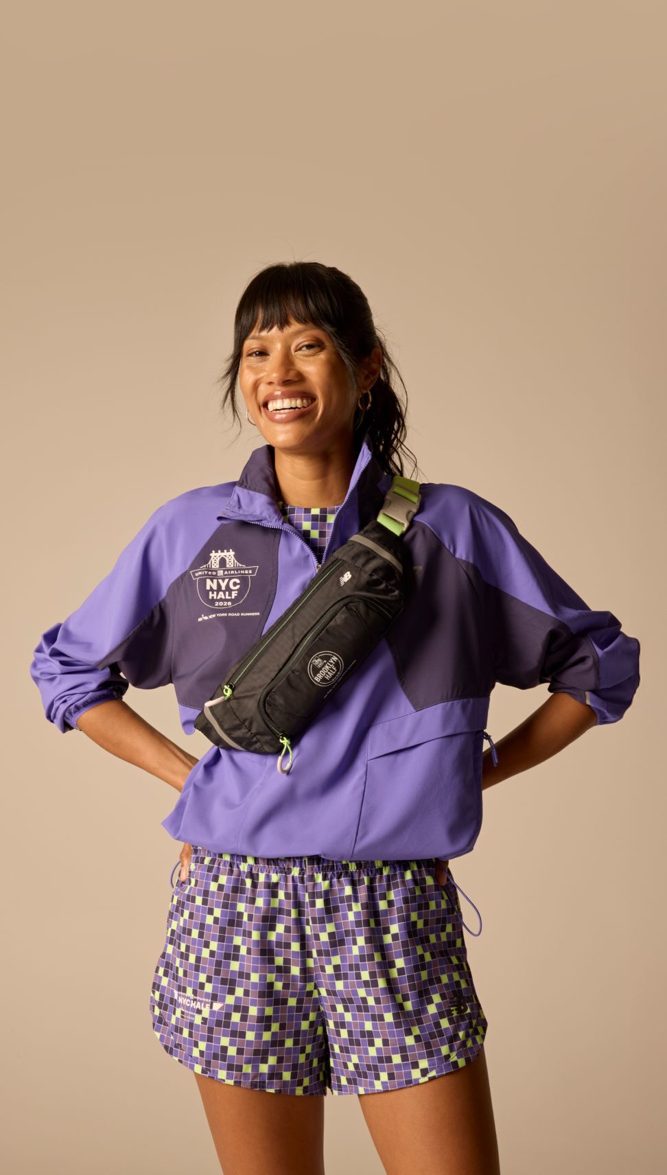 Una mujer con ropa de la Colecci&oacute;n United Airlines NYC Half en el estudio.&nbsp;