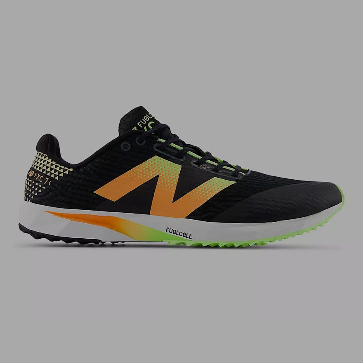Zapatilla de running multicolor sobre fondo gris.