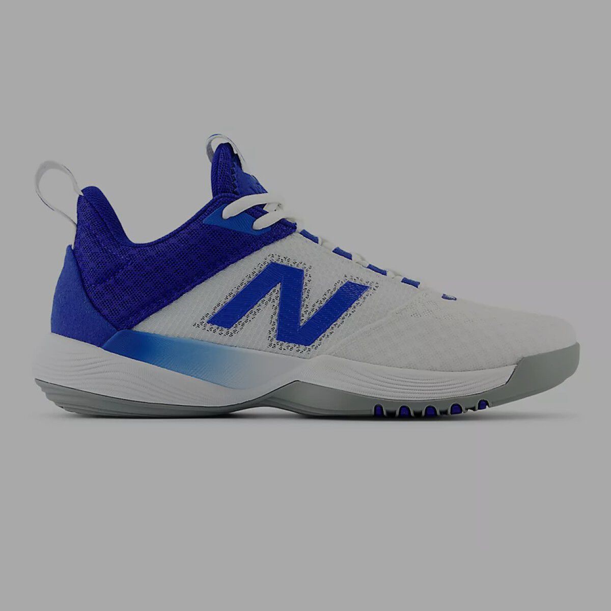 Zapato azul con el logotipo de la N azul sentado en un fondo gris.