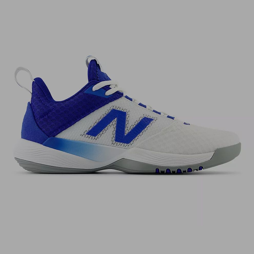 Zapato azul con el logotipo de la N azul sentado en un fondo gris.