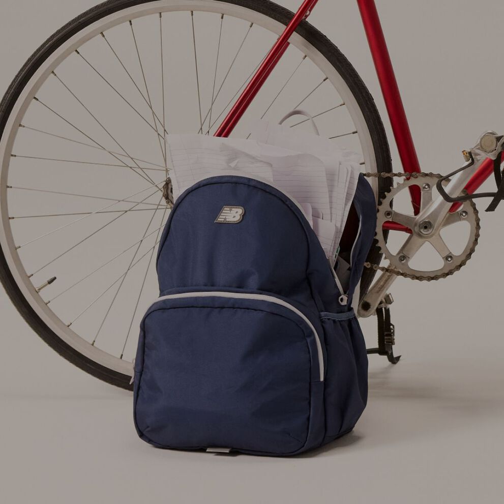 Mochila colocada delante de una bicicleta.