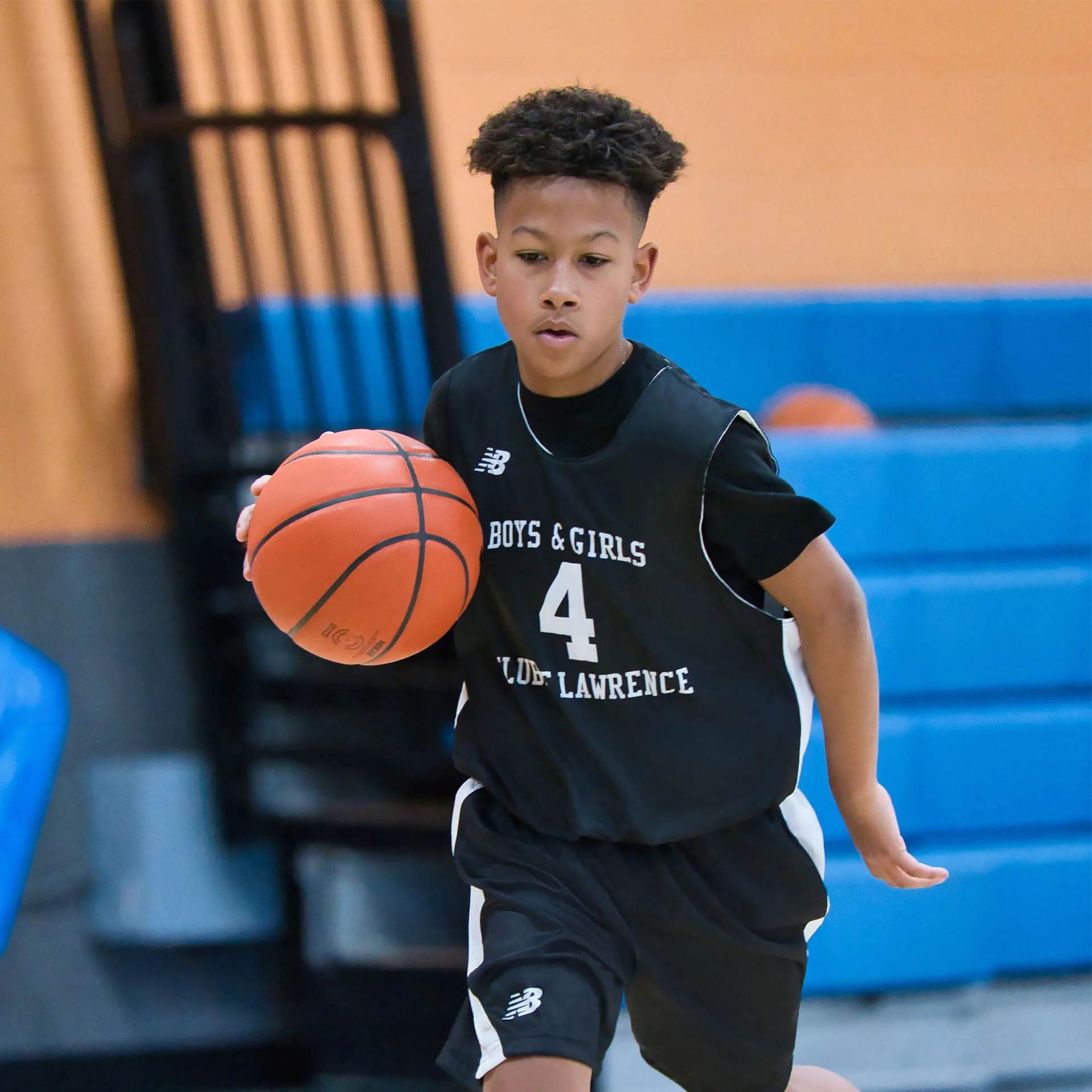 Niño jugando baloncesto