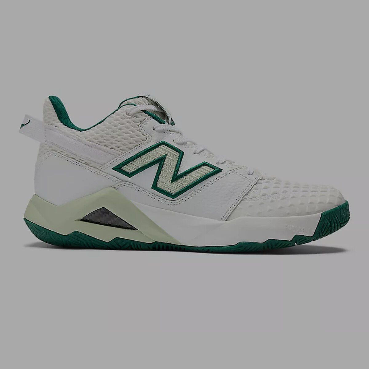 La zapatilla de tenis de la firma Coco con detalles verdes.