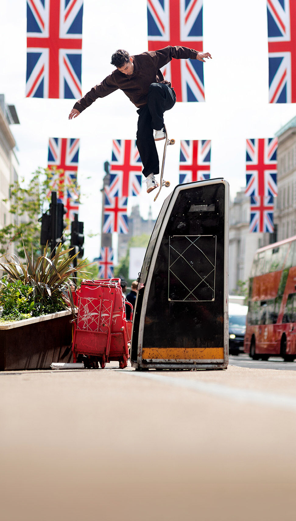 Tom Knox skateboarding outside wearing white Numeric 600 shoes. 