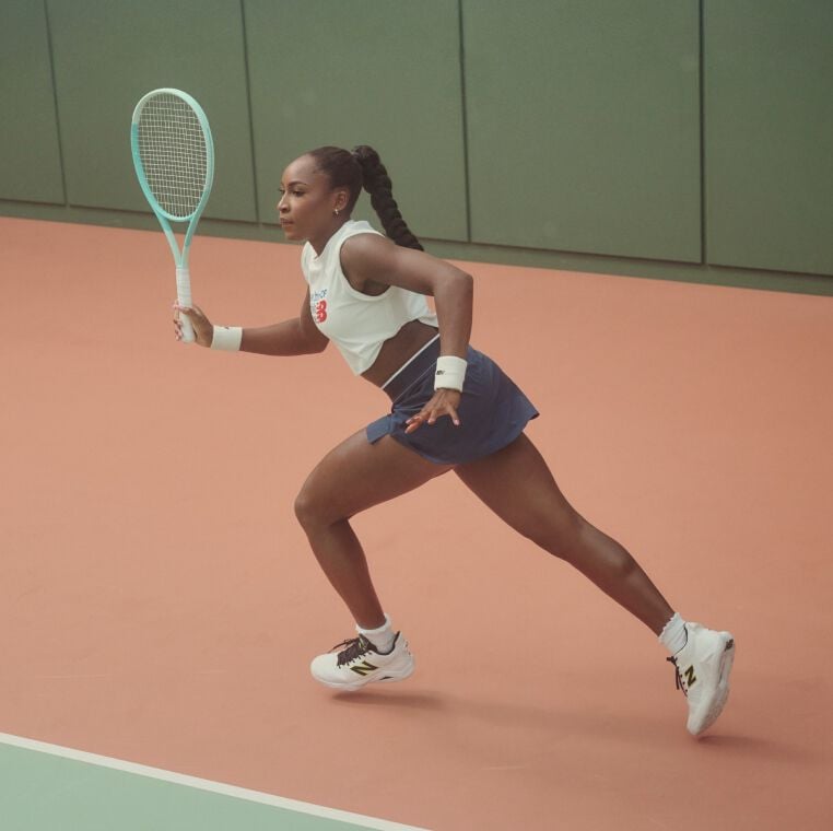 Mujer jugando al tenis