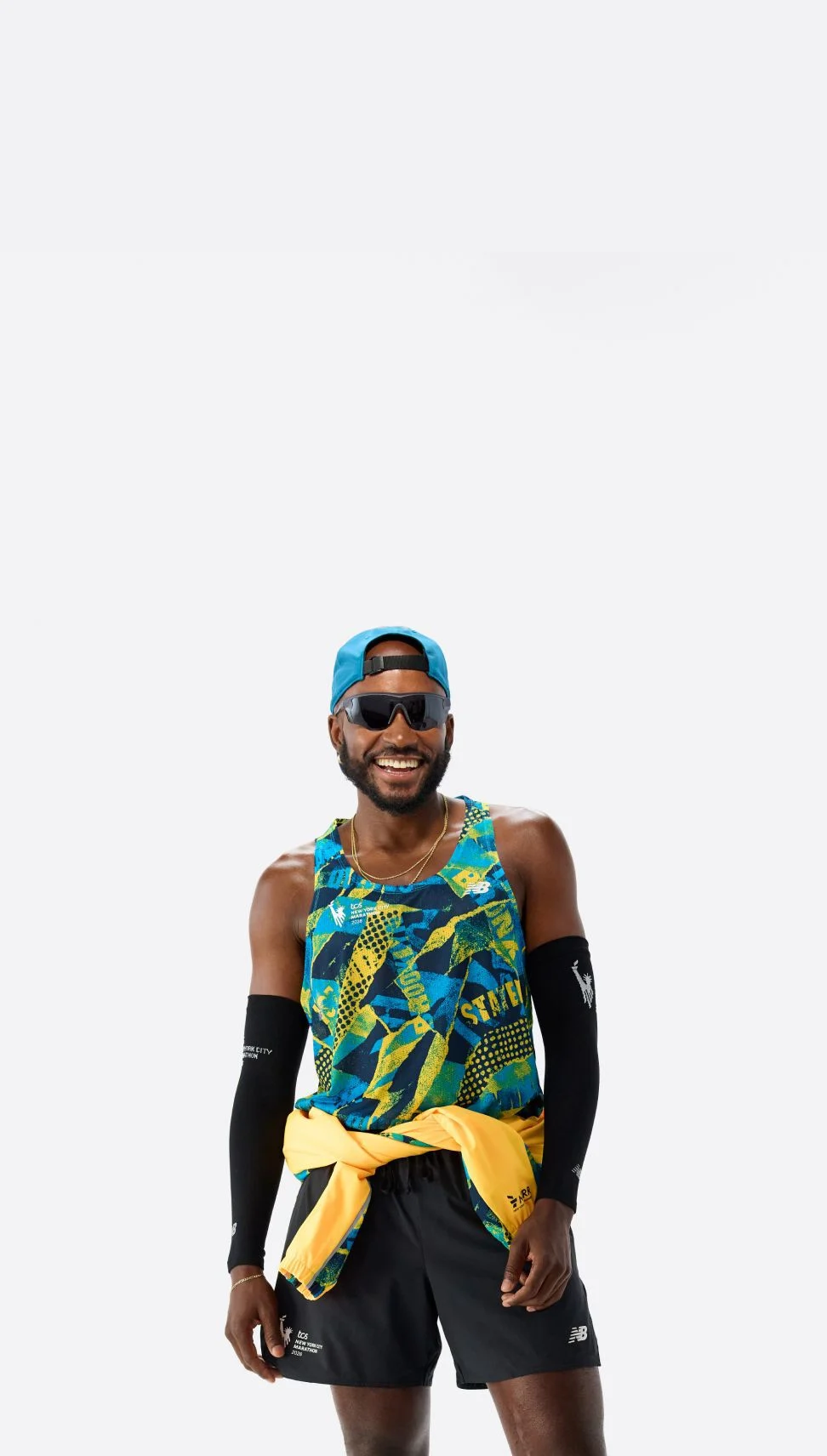 Persona usando la colecci&oacute;n de indumentaria&nbsp;TCS New York City Marathon.&nbsp; 