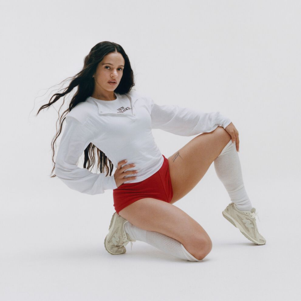 Rosal&iacute;a kneeling on a white studio backdrop.