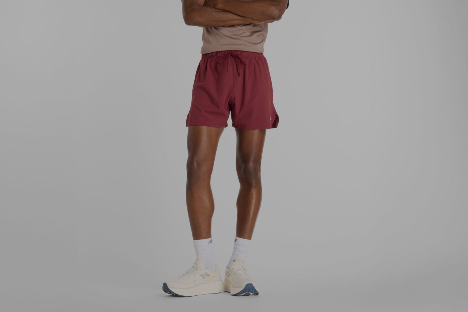 Persona con pantalones cortos rojos de New Balance.