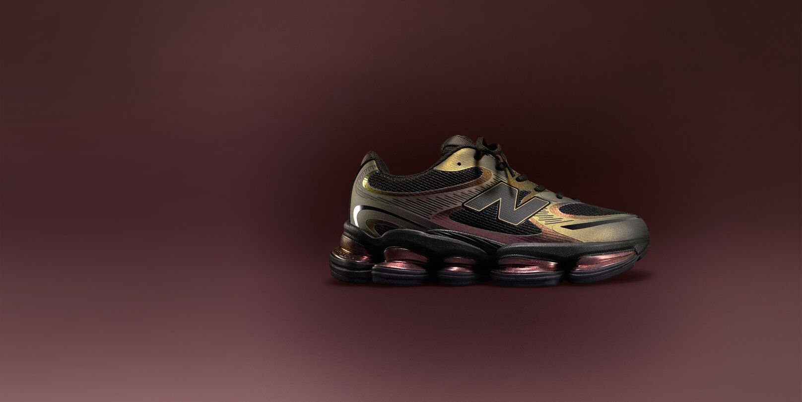 Zapatillas ABZORB 2000 con fondo granate.