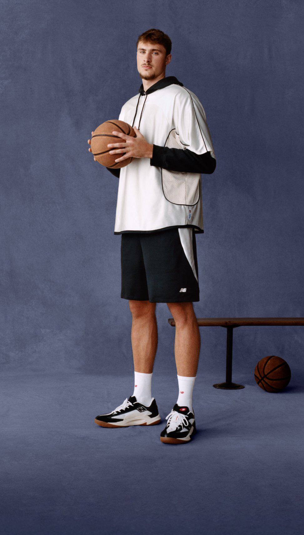 Cooper Flagg en un estudio sosteniendo un bal&oacute;n de baloncesto con ambas manos.