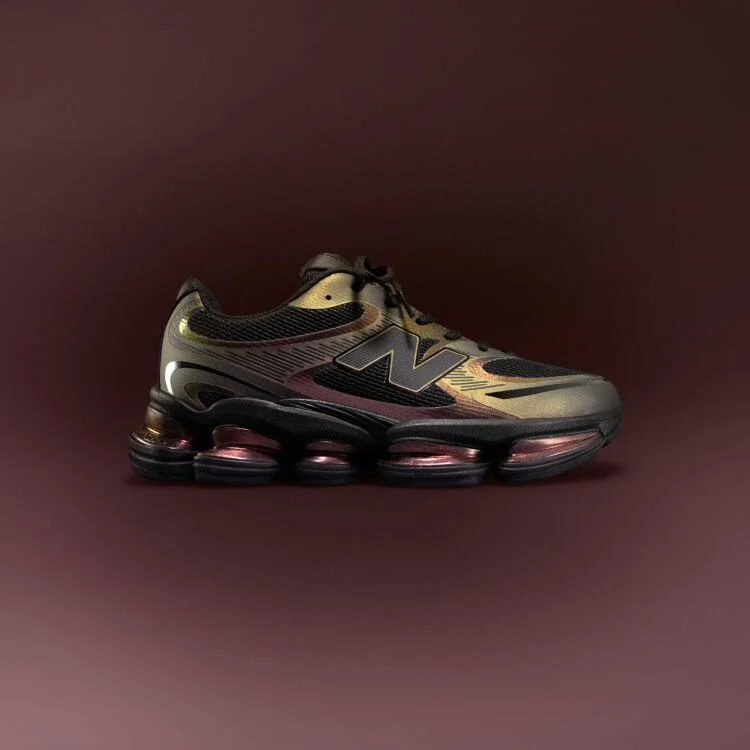 Zapatillas ABZORB 2000 con fondo granate.