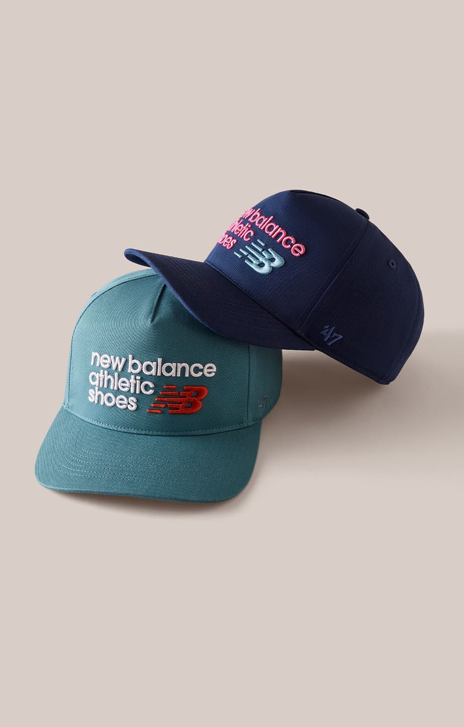 Gorras de correr apiladas