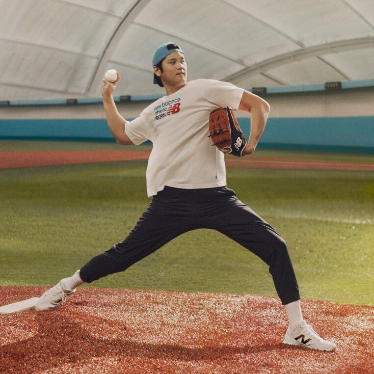 Jugador de b&eacute;isbol lanzando la bola