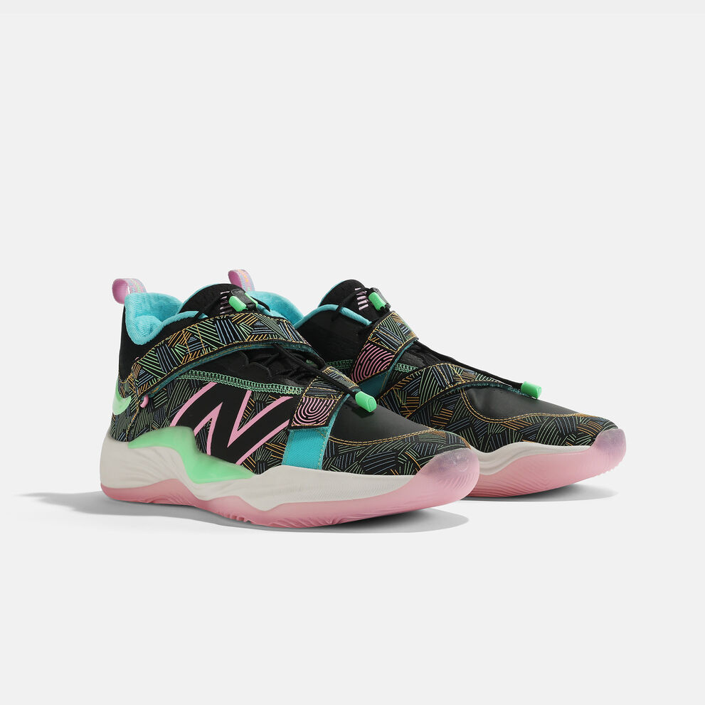 Par de zapatillas New Balance FuelCell Lindor 2 en colores tropicales multicolores posando sobre fondo gris de estudio