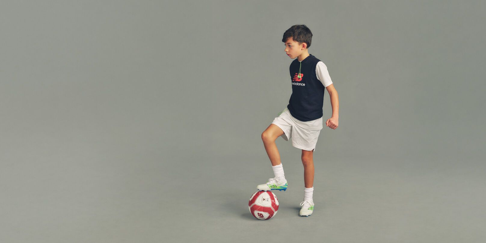 Ni&ntilde;o con un bal&oacute;n de f&uacute;tbol