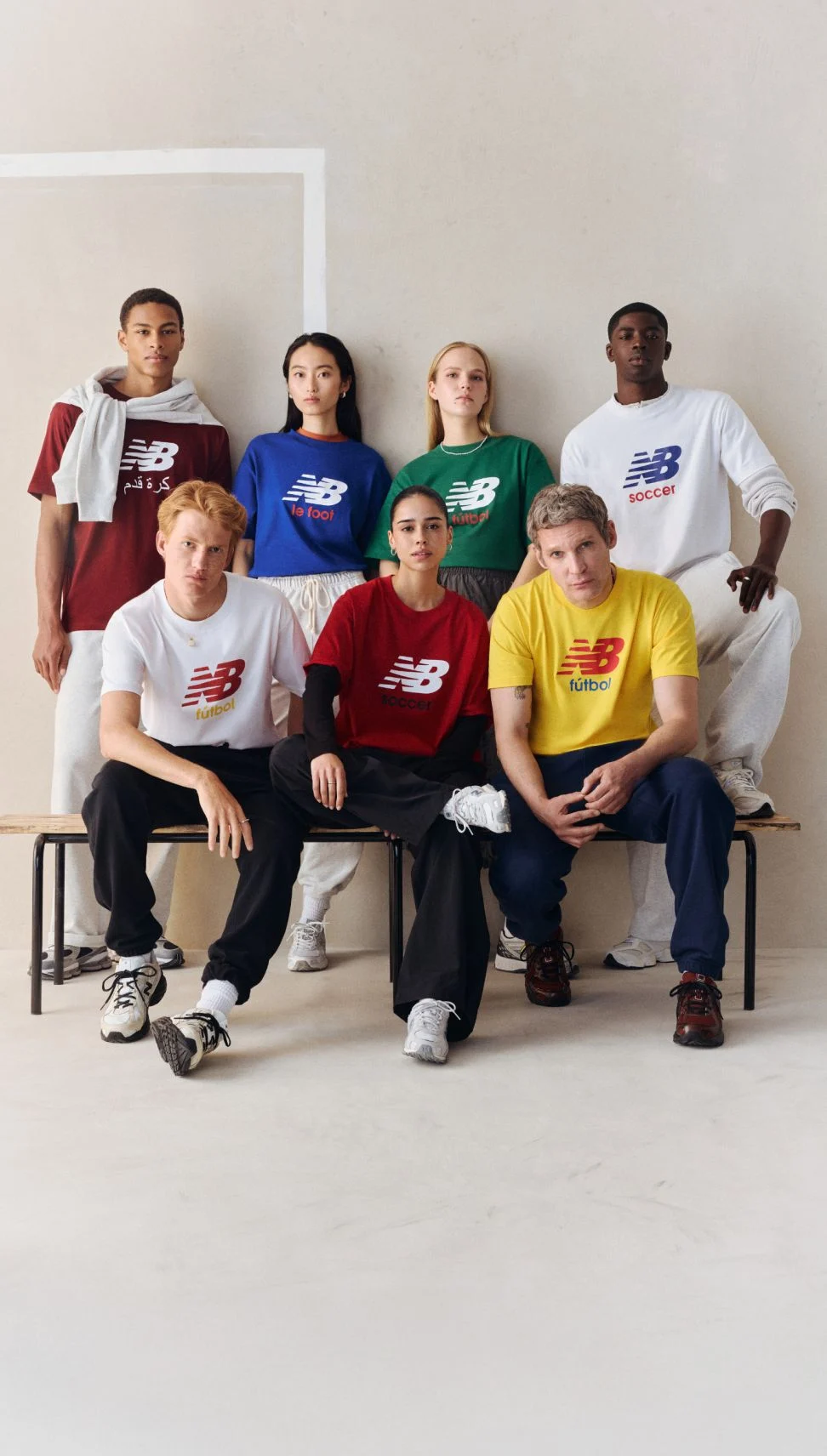 Grupo de personas luciendo camisetas gr&aacute;ficas de f&uacute;tbol.