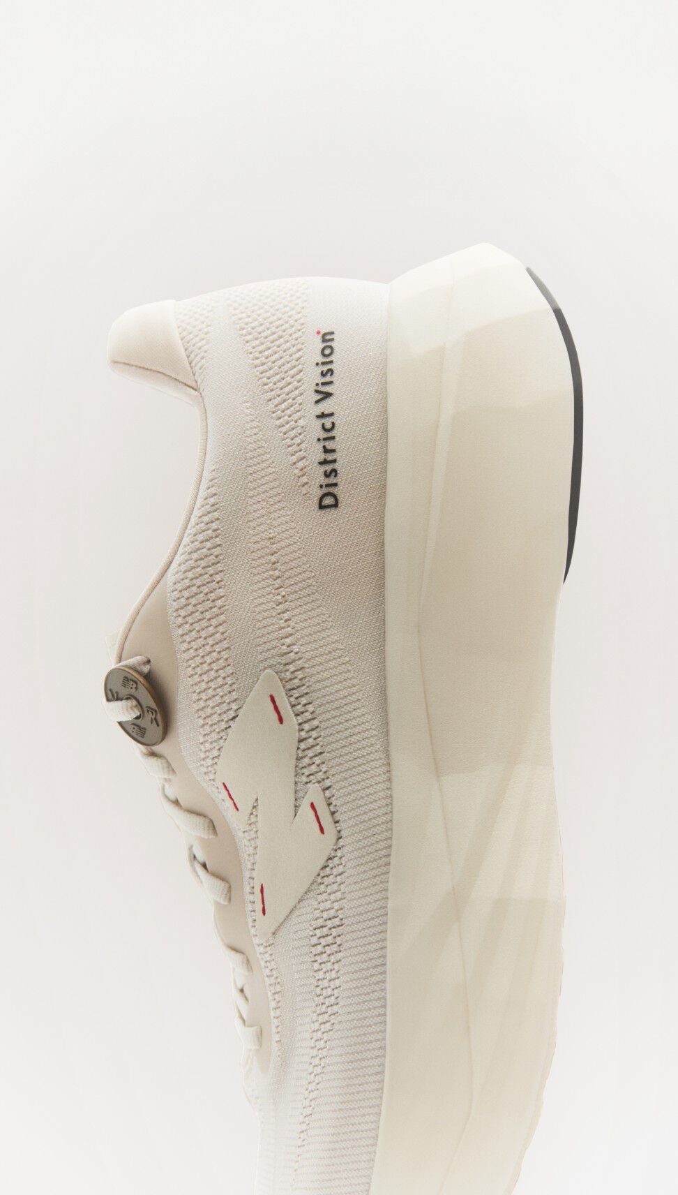 Zapatilla New Balance District Vision blanca recortada en primer plano vertical. 