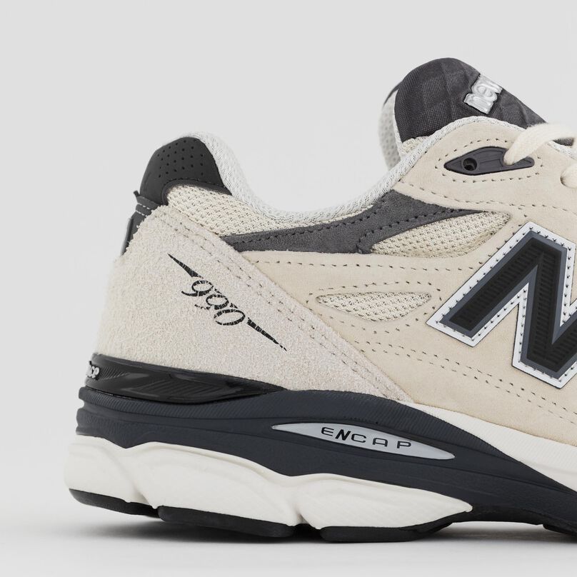 Side detail of the 990v3 heel and materials.