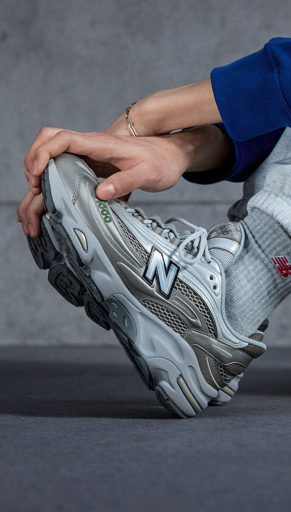 Una imagen de rodillas hacia abajo de una persona que lleva un par de zapatillas New Balance 1000