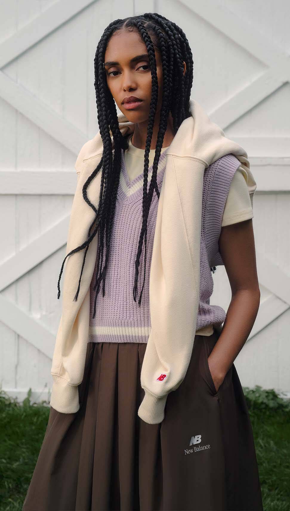 Una mujer con una sudadera con capucha gris. 