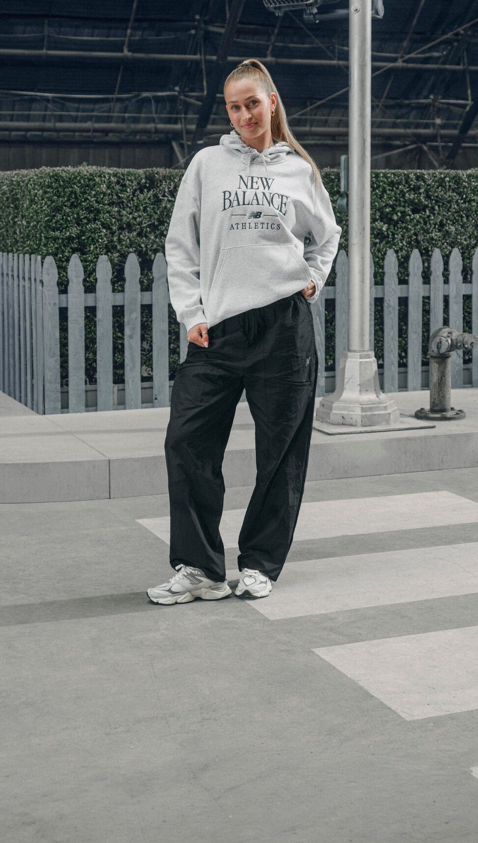 Jordyn Huitema vistiendo 9060s para Grey Days