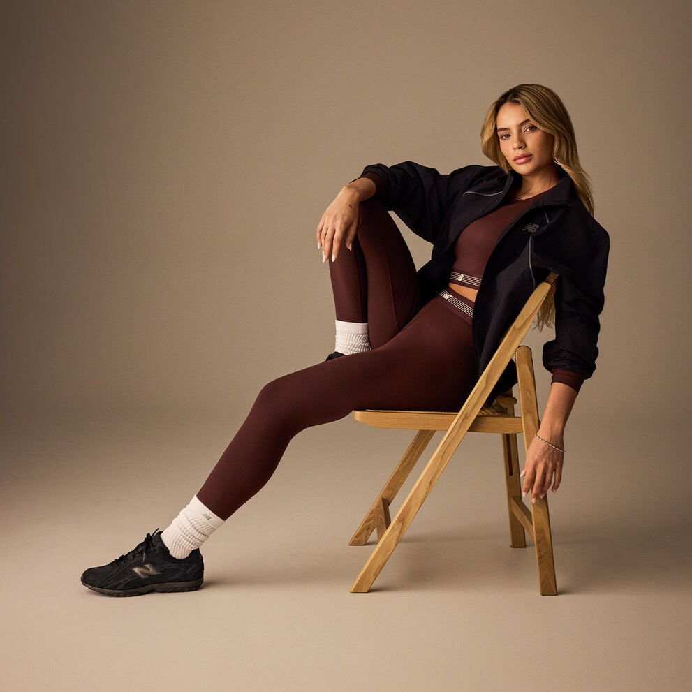 Gabriely wearing the new black 204L sneakers and NB apparel