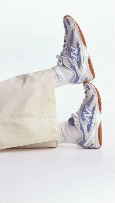 Imagen de las rodillas para abajo de una persona usando calzados 204L azules.