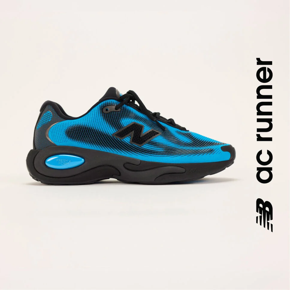 Perfil lateral de un AC Runner azul y negro