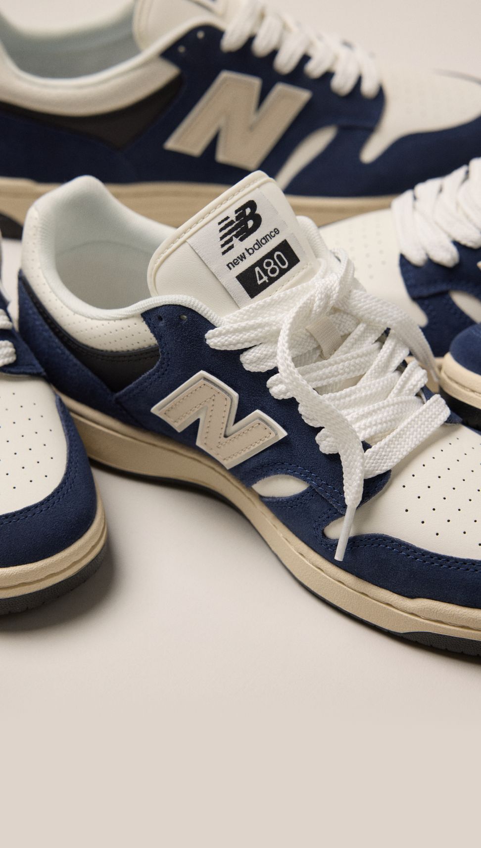 Una imagen de un montón de zapatillas New Balance 480, cuidadosamente esparcidas en un estudio.