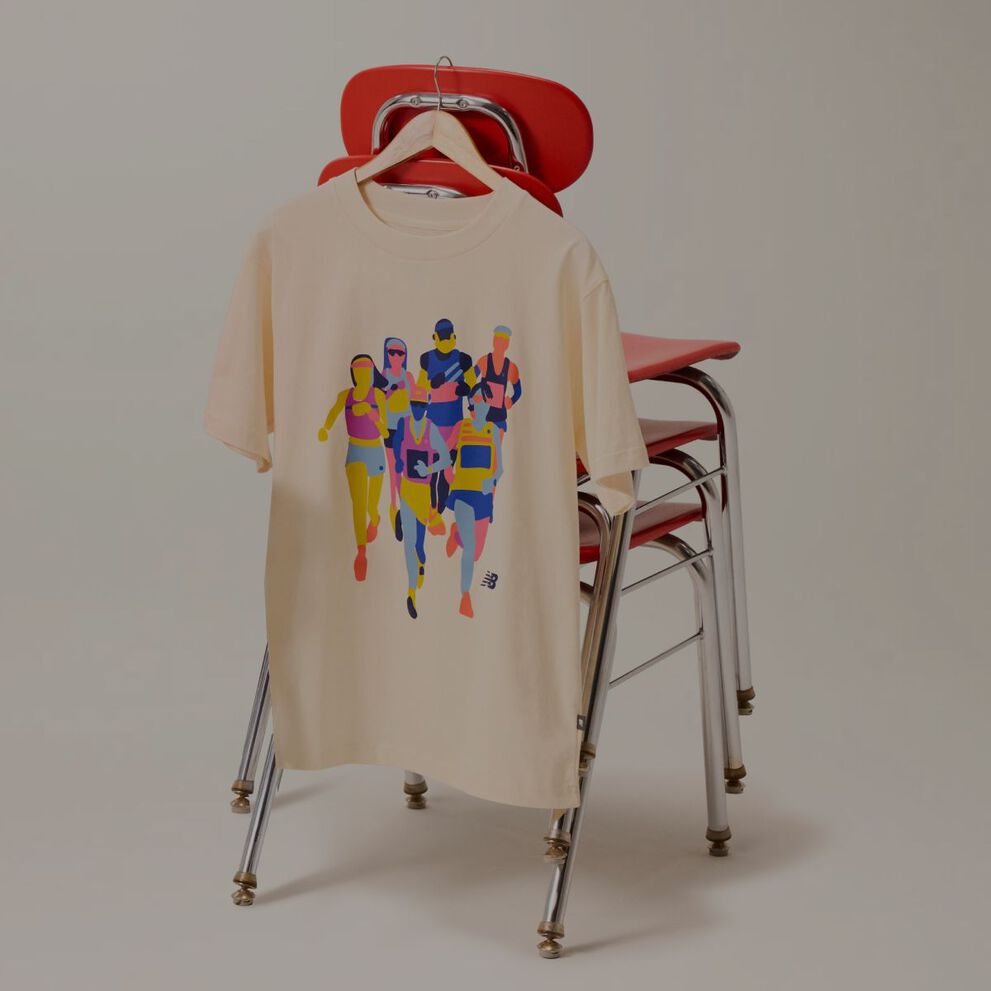 Camiseta gráfica colgada en una silla roja.