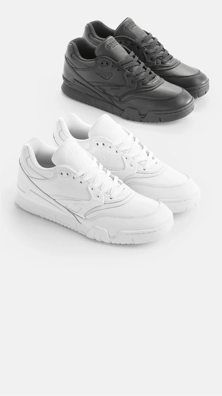 Un par de zapatos blancos 770 y un par de zapatos negros 770 en el estudio.