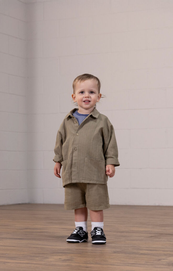 Niño pequeño de pie