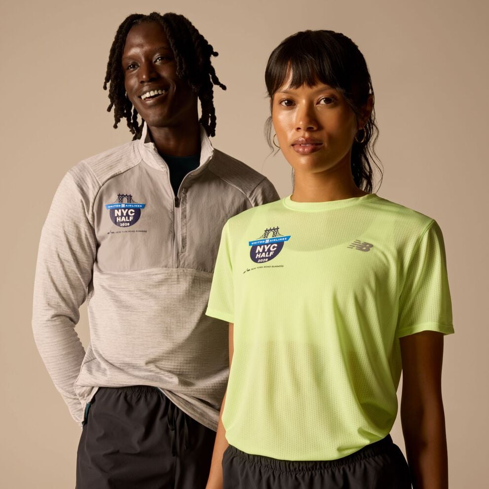 Dos personas vistiendo ropa de la Colecci&oacute;n United Airlines NYC Half en el estudio. &nbsp;