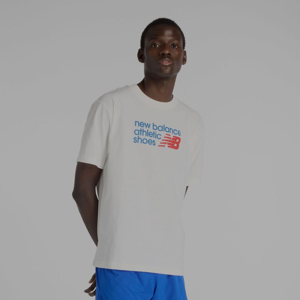 Hombre con camiseta gráfica New Balance.
