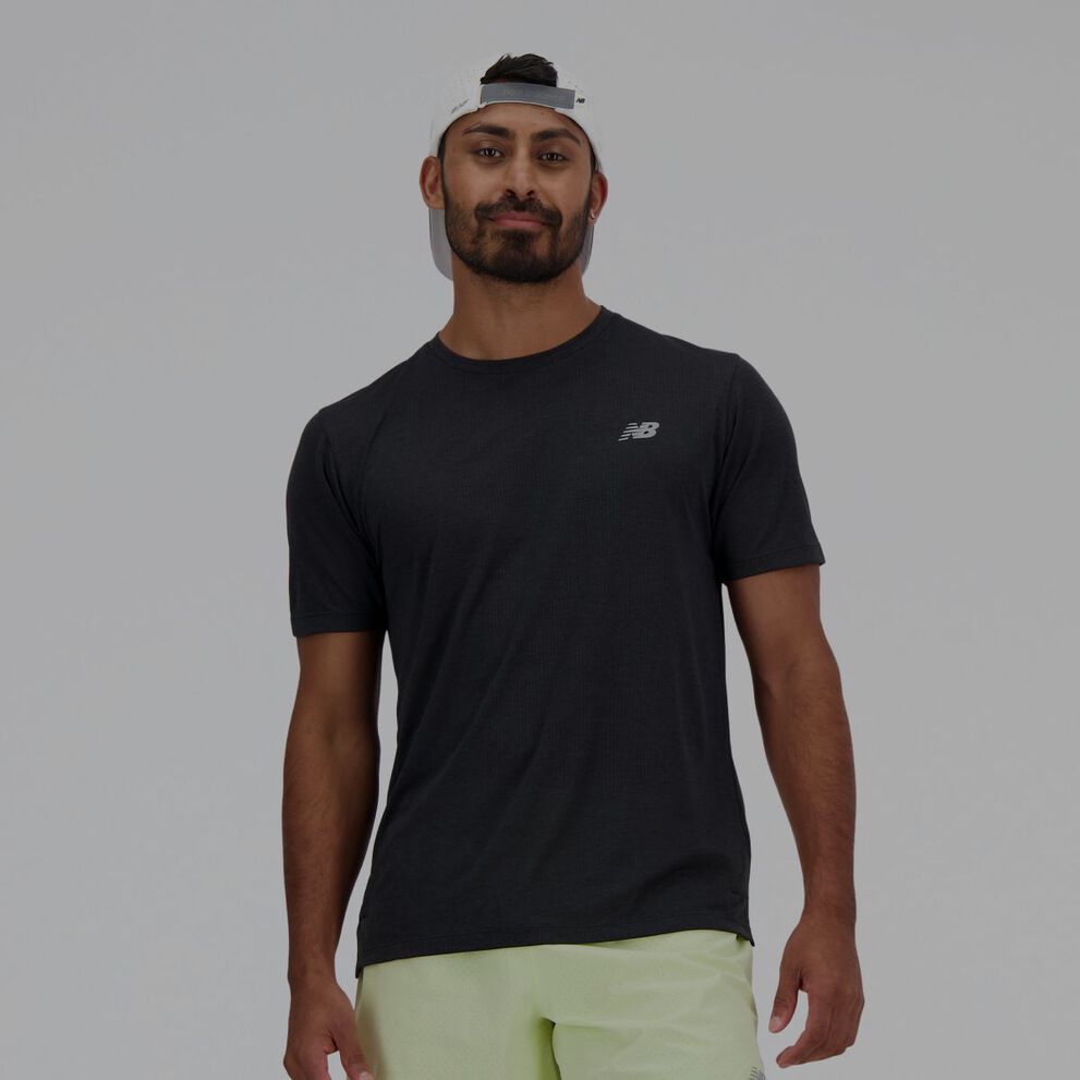 Hombre con una camiseta negra de New Balance.