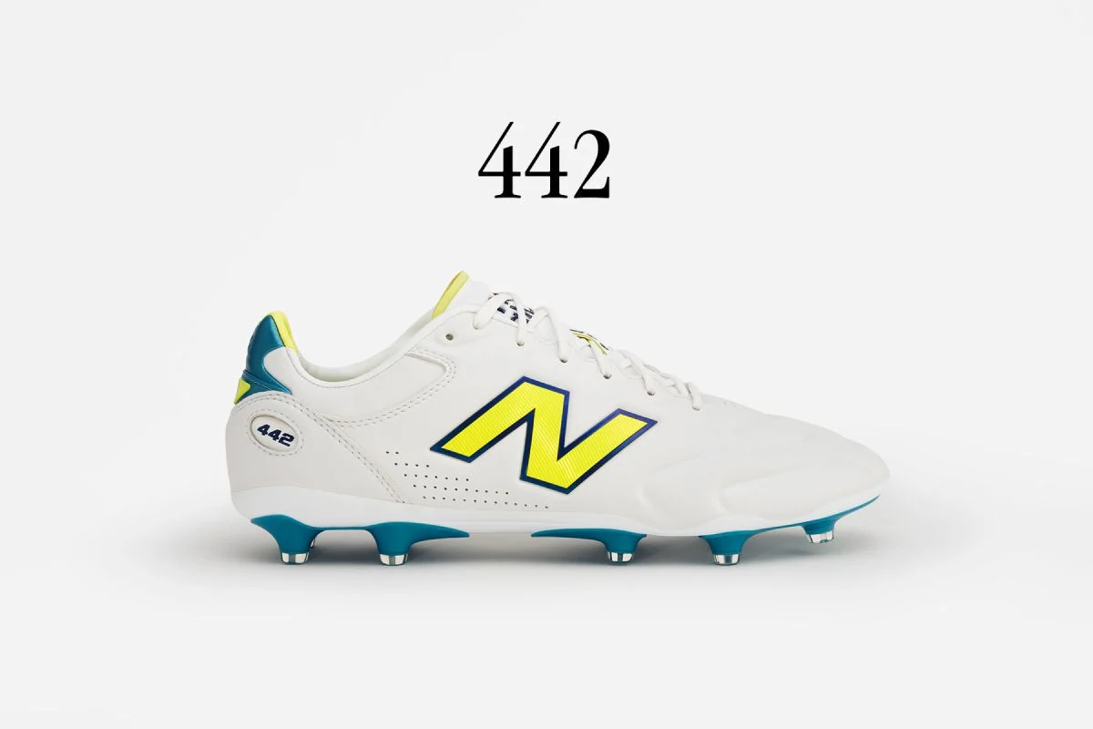 Lateral view of a white 442 boot.