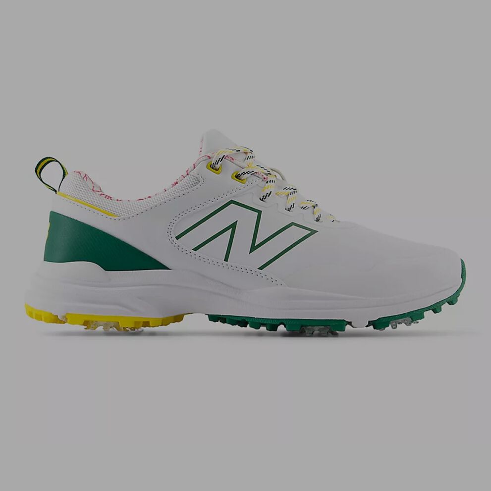 Zapato de golf verde con protuberancias moldeadas.