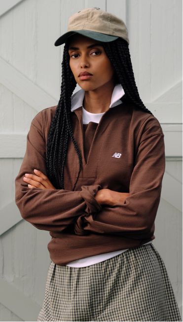 Una persona con ropa Made in US parada frente a un granero. 