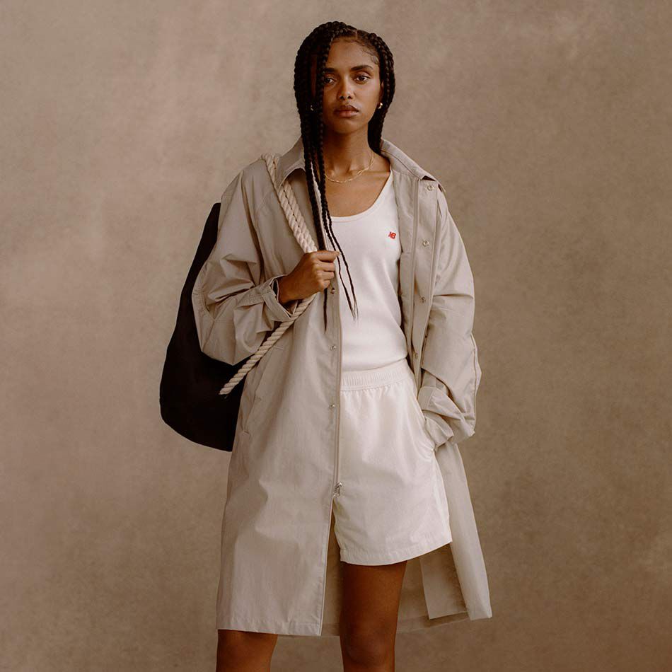 Una mujer con ropa Made in USA frente a un fondo de estudio.  