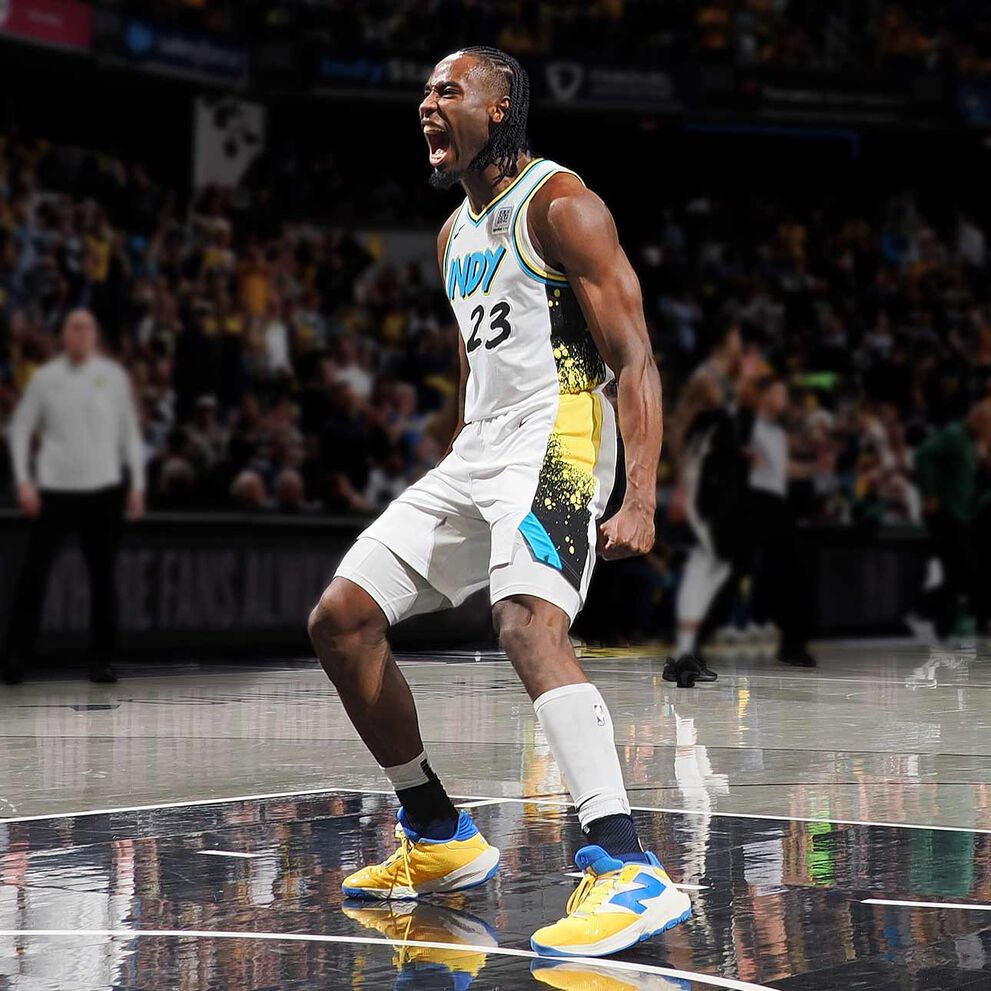 Aaron Nesmith celebrando en la cancha durante un partido de baloncesto. 