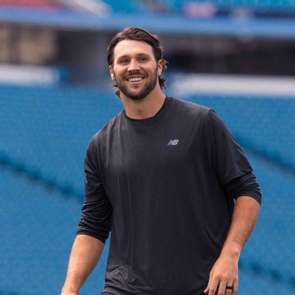 Josh Allen est&aacute; de pie en un estadio de f&uacute;tbol americano