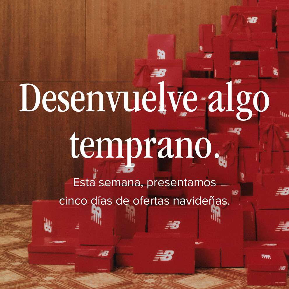 Un grupo de personas vestidas con ropa New Balance se reúnen alrededor de un banco.