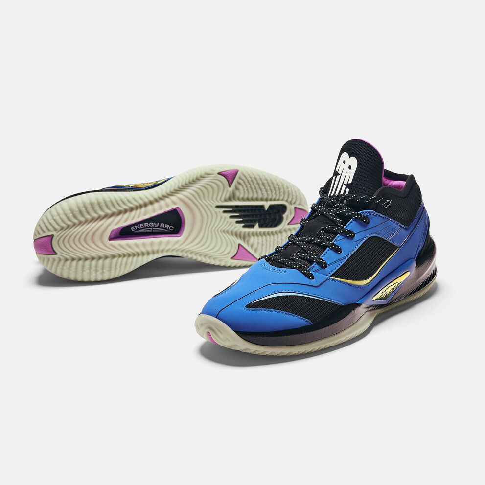 Una foto de estudio de un par de zapatos KAWHI III azules y negros.