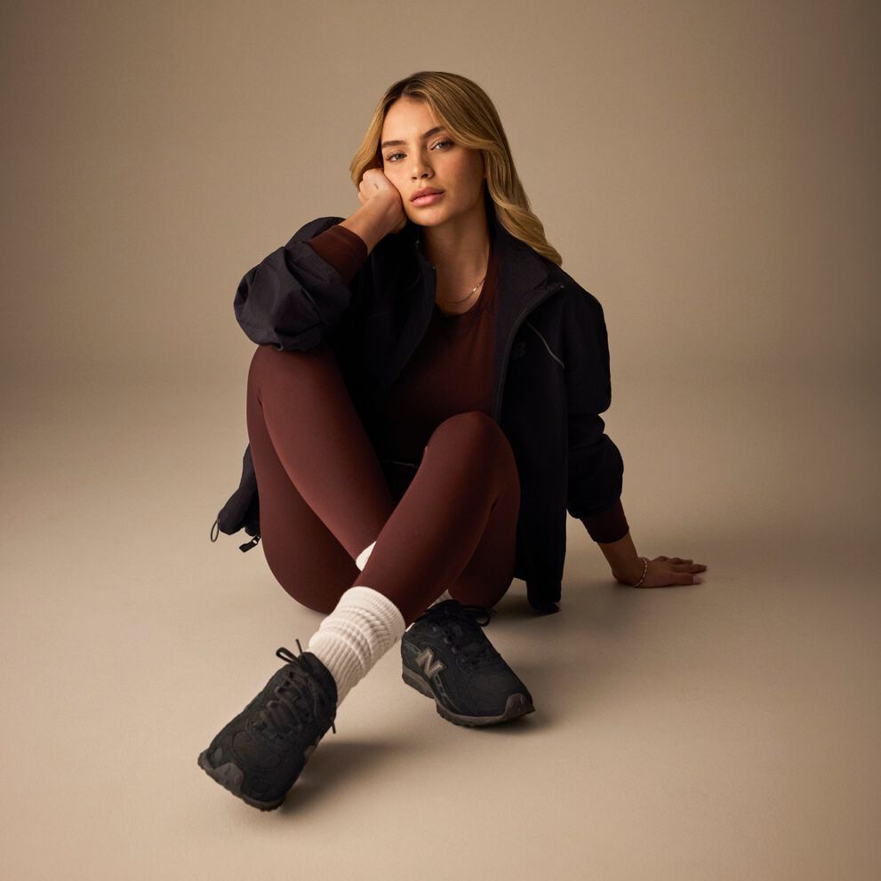 Gabriely wearing the new black 204L sneakers and NB apparel 